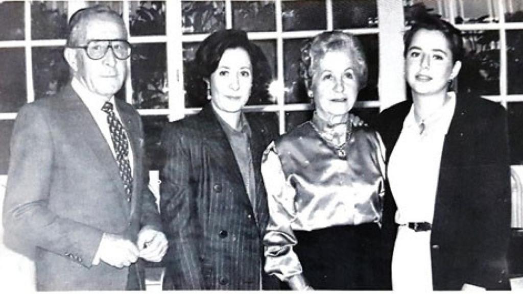 Félix y Angelita, (†) los padres de Roberto junto a su hermana María Antonia y una hija de esta (cedida)