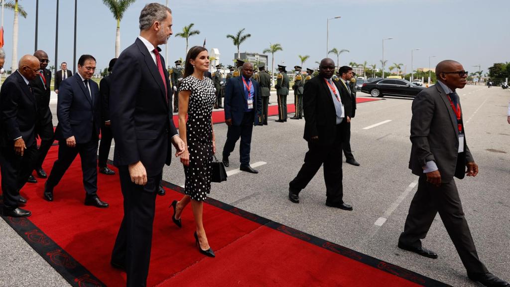 Letizia y Felipe VI llegando al Memorial Agostinho Neto este martes, 7 de febrero.