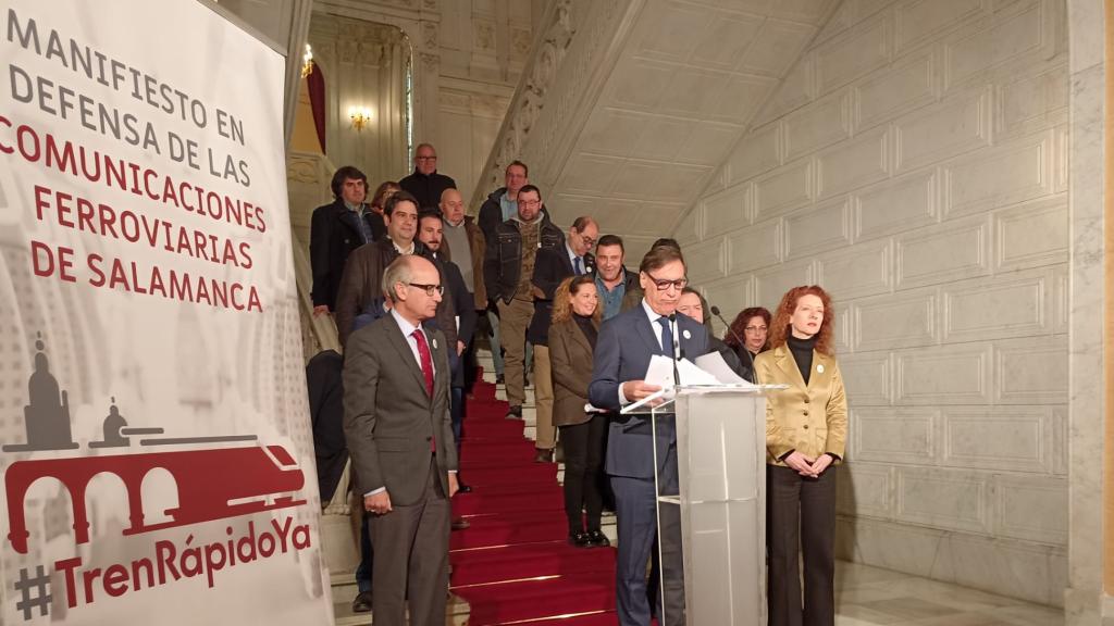 El alcalde de Salamanca, Carlos García Carbayo, habla en nombre de los asistentes a la reunión