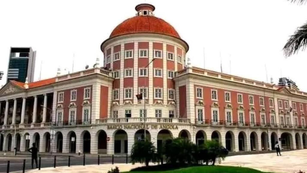 La fachada del edificio colonial, en Luanda.
