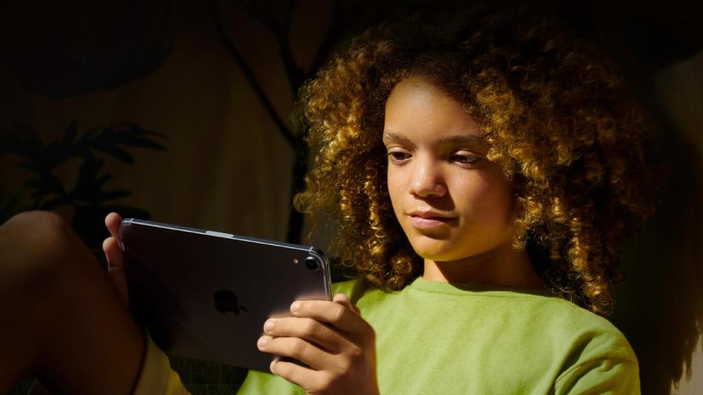 Menor utilizando un iPad