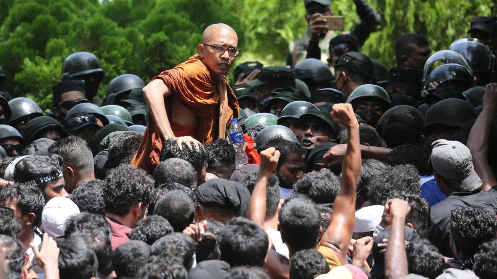 Manifestantes irrumpiendo en el recinto de la oficina del Primer Ministro para exigir la renuncia de Ranil Wickremesinghe después de que el presidente Gotabaya Rajapaksa huyera del país en medio de una crisis económica el pasado 13 de julio de 2022..