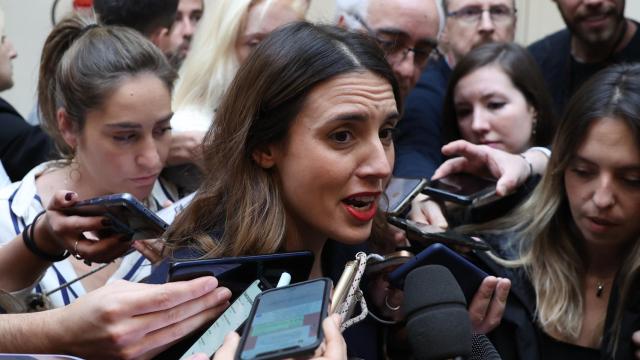 La ministra de Igualdad, Irene Montero, atiende a la prensa a su llegada al pleno del Senado, este martes en Madrid.