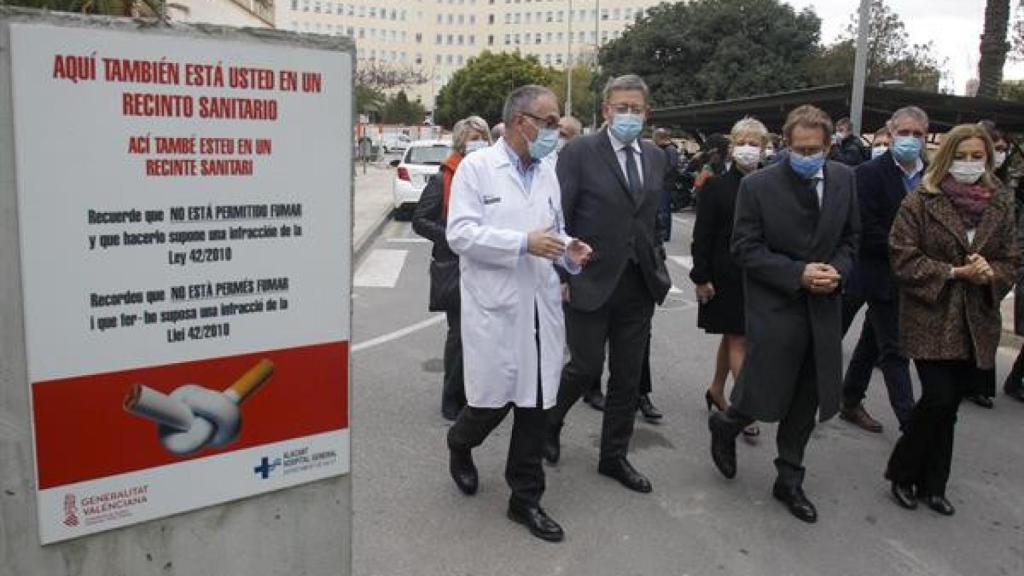 El president de la Generalitat, Ximo Puig (2º i), junto al conseller de Sanidad Universal y Salud Pública, Miguel Mínguez (2º d), durante su visita a las obras de ampliación del servicio de Urgencias del Hospital General Universitario Doctor Balmis de Alicante.