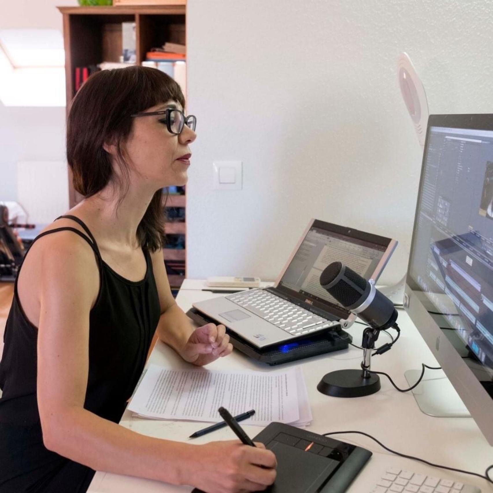 Paloma Hernández trabajando en su casa