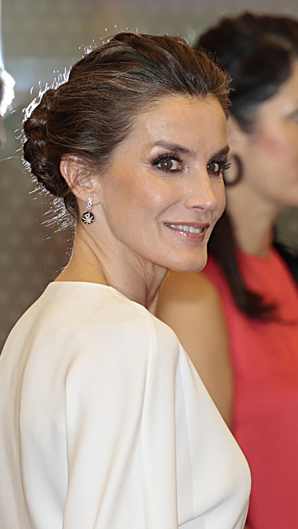 El recogido y los pendientes que ha lucido la Reina.