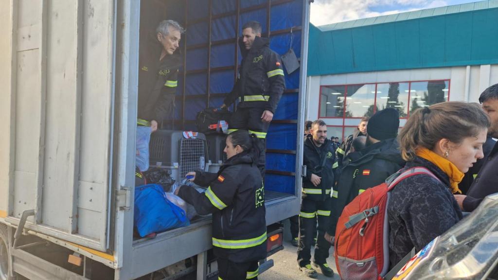 Los compañeros de Moisés preparan el viaje.