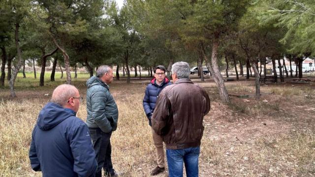 Visita de Pachi Pascual al barrio de El Tubo, con varios vecinos.