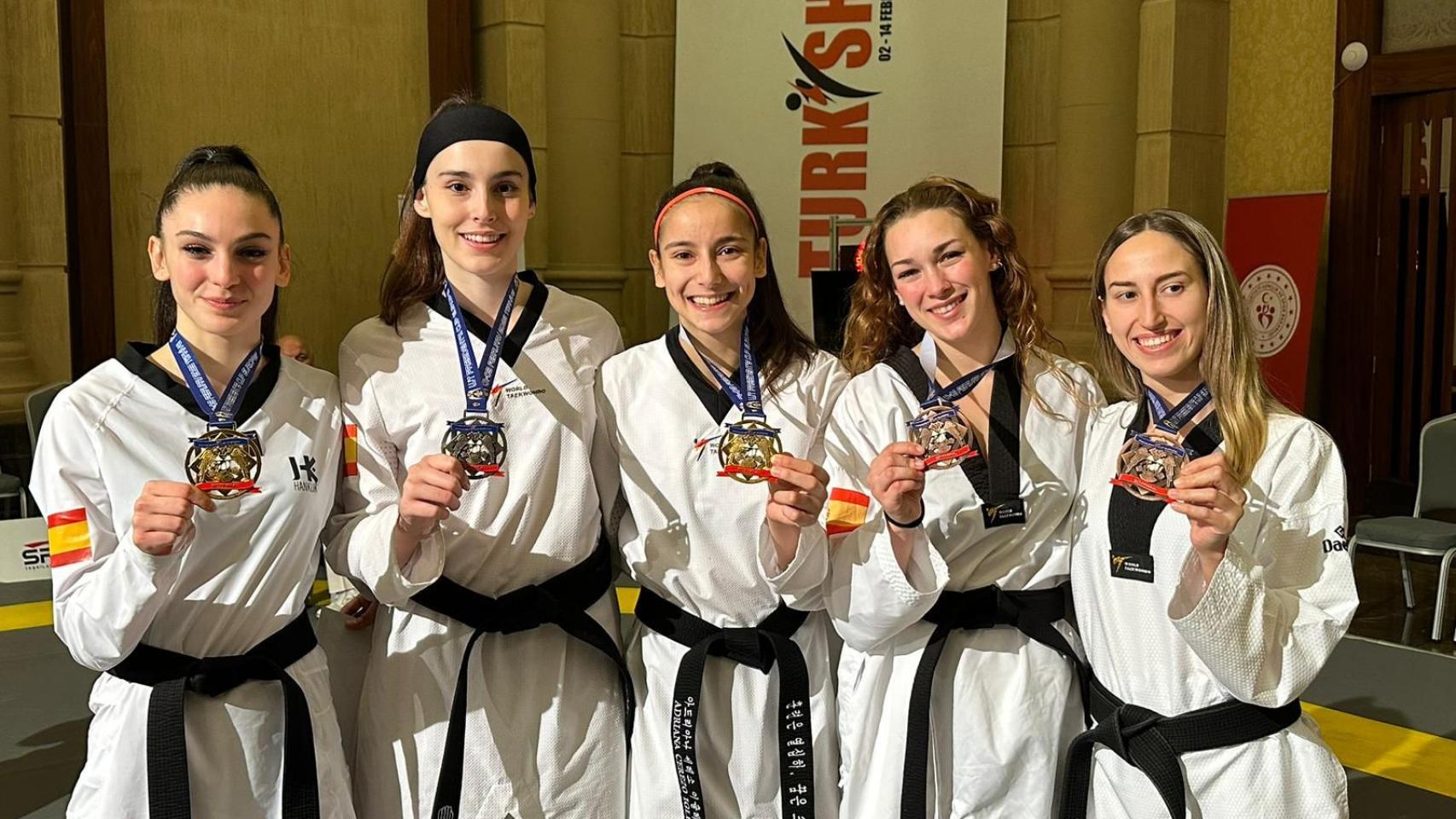 Las taekwondistas muestran las medallas conseguidas en la Copa Presidente de Estambul.