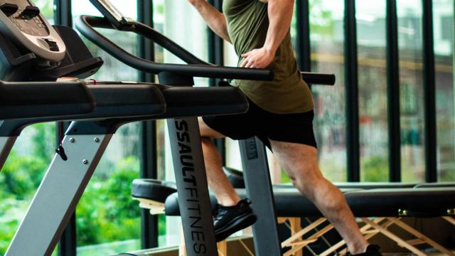 Un hombre corre en la cinta de su gimnasio.
