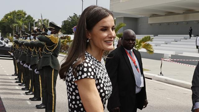 La reina Letizia saludando al ministro de Asuntos Exteriores de Angola, Téte António, a su llegada al Memorial de Agustinho Neto.