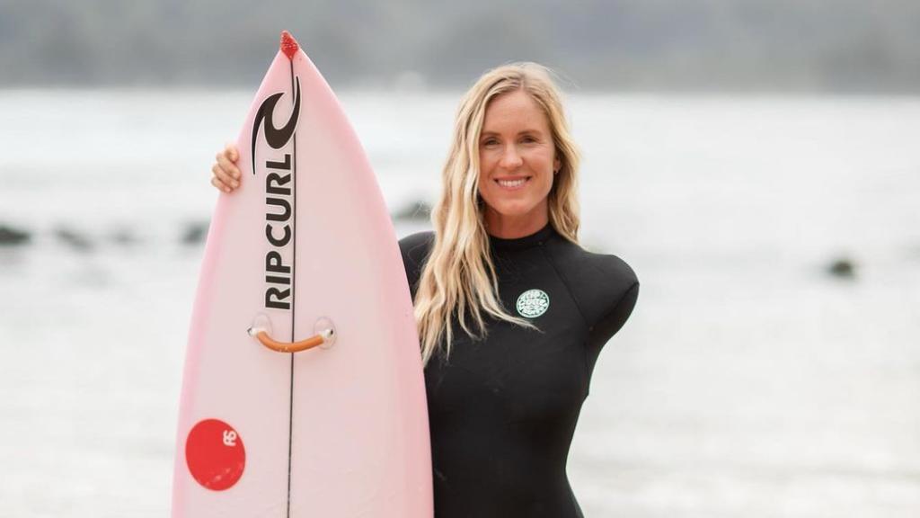 Bethany Hamilton junto a su tabla antes de una sesión de surf