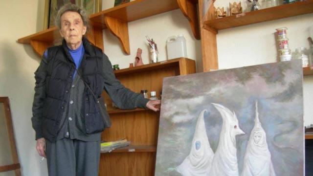 Leonora Carrington junto  a su último cuadro. Foto: Javier Martín-Domínguez