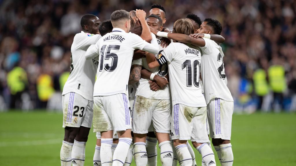 Piña de los jugadores del Real Madrid para celebrar un gol en la temporada 2022/2023