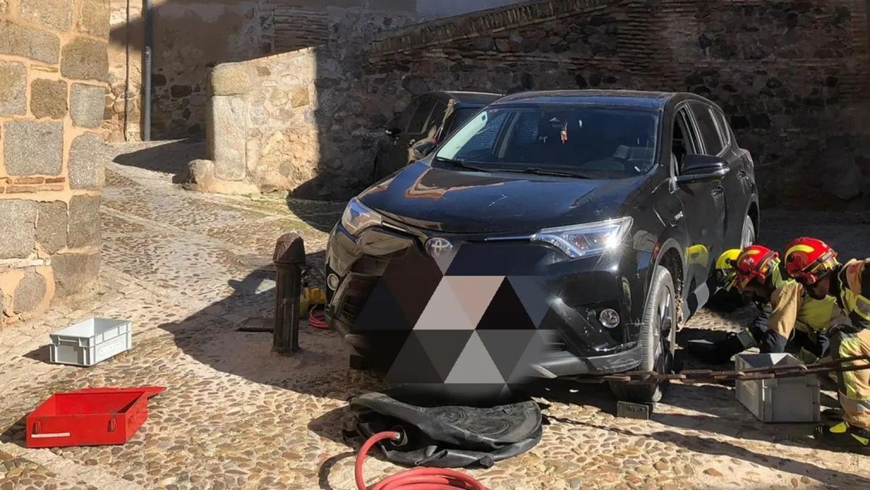 Coche atrapado. Foto: Bomberos del Ayuntamiento de Toledo.