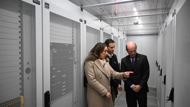La consejera de Movilidad y Transformación Digital, María González Corral, durante la visita al CPD.