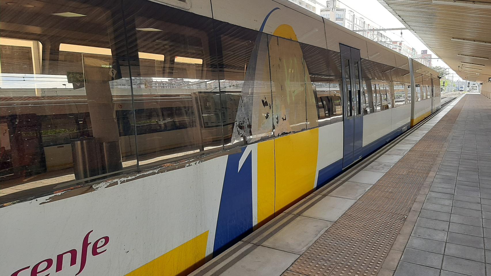 Tren de Cercanías de Cantabria en la estación de Renfe-Feve de Santander.