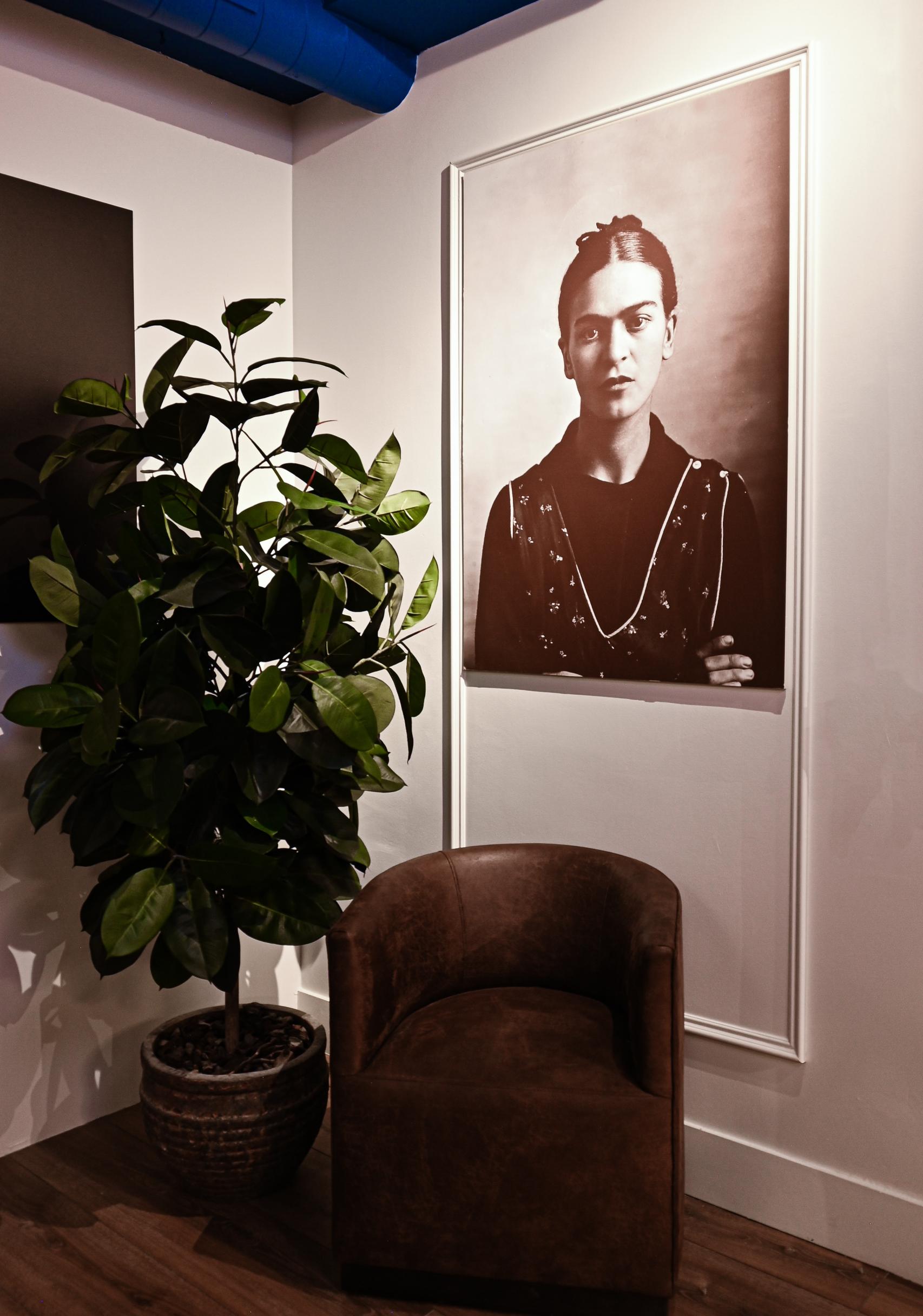 Un rincón de la Gastro Galería Frida Íntima en Madrid.