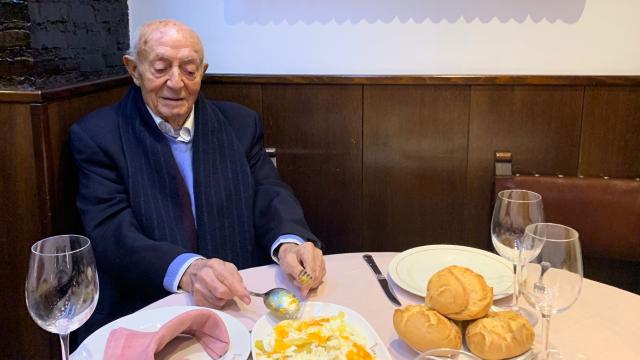 Lucio Blázquez rompiendo su plato de huevos.