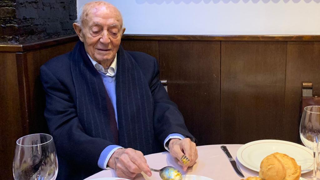 Lucio Blázquez rompiendo su plato de huevos.
