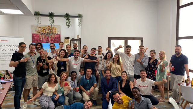 Fotografía de familia de uno de las promociones de Demium en Málaga.