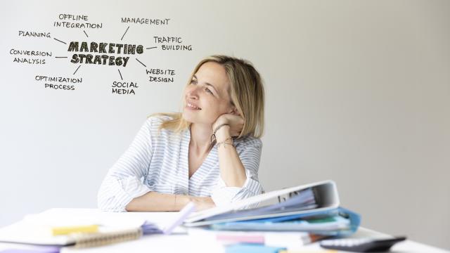 Una mujer pensando en una estrategia de marketing.