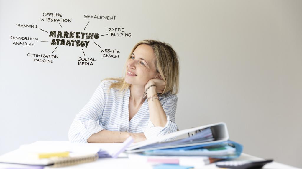 Una mujer pensando en una estrategia de marketing.