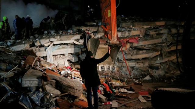 Intentos de rescatar a personas tras los terremotos de Turquía y Siria