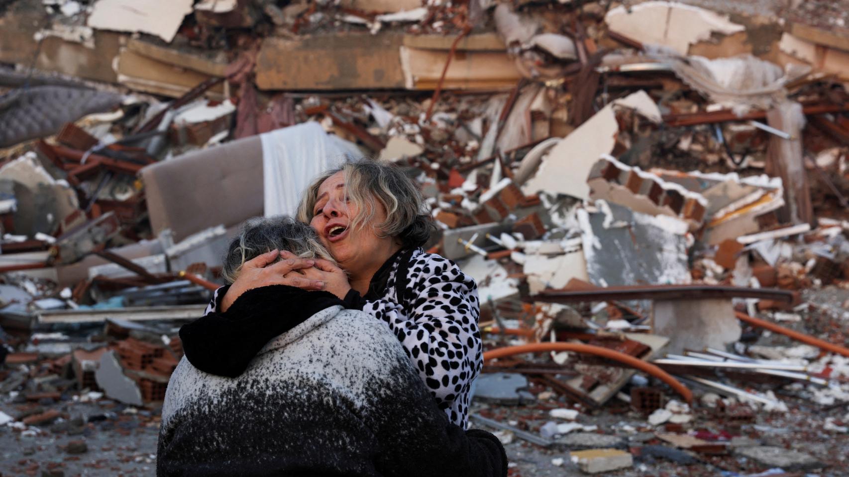 Llanto y desesperación en torno a la devastación en Hatay, en Turquía, tras el terremoto.