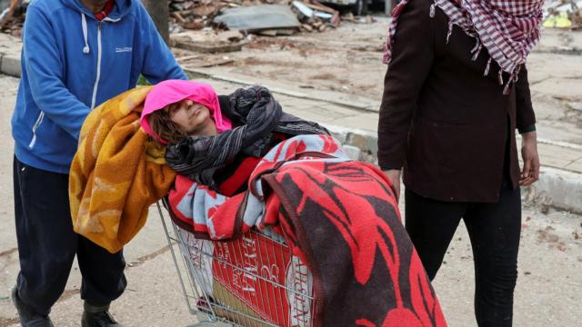Una persona afectada por el terremoto.