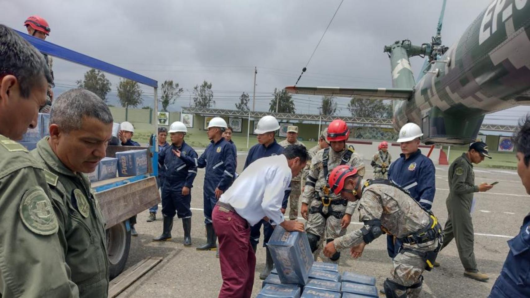 La ayuda humanitaria y el personal de Intervención Rápida para Desastres durante rescate y evacuación.