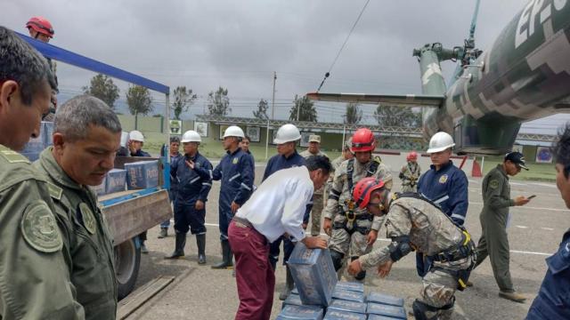 La ayuda humanitaria y el personal de Intervención Rápida para Desastres durante rescate y evacuación.