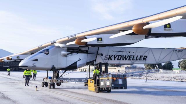 Avión solar a punto de despegar en vuelo autónomo