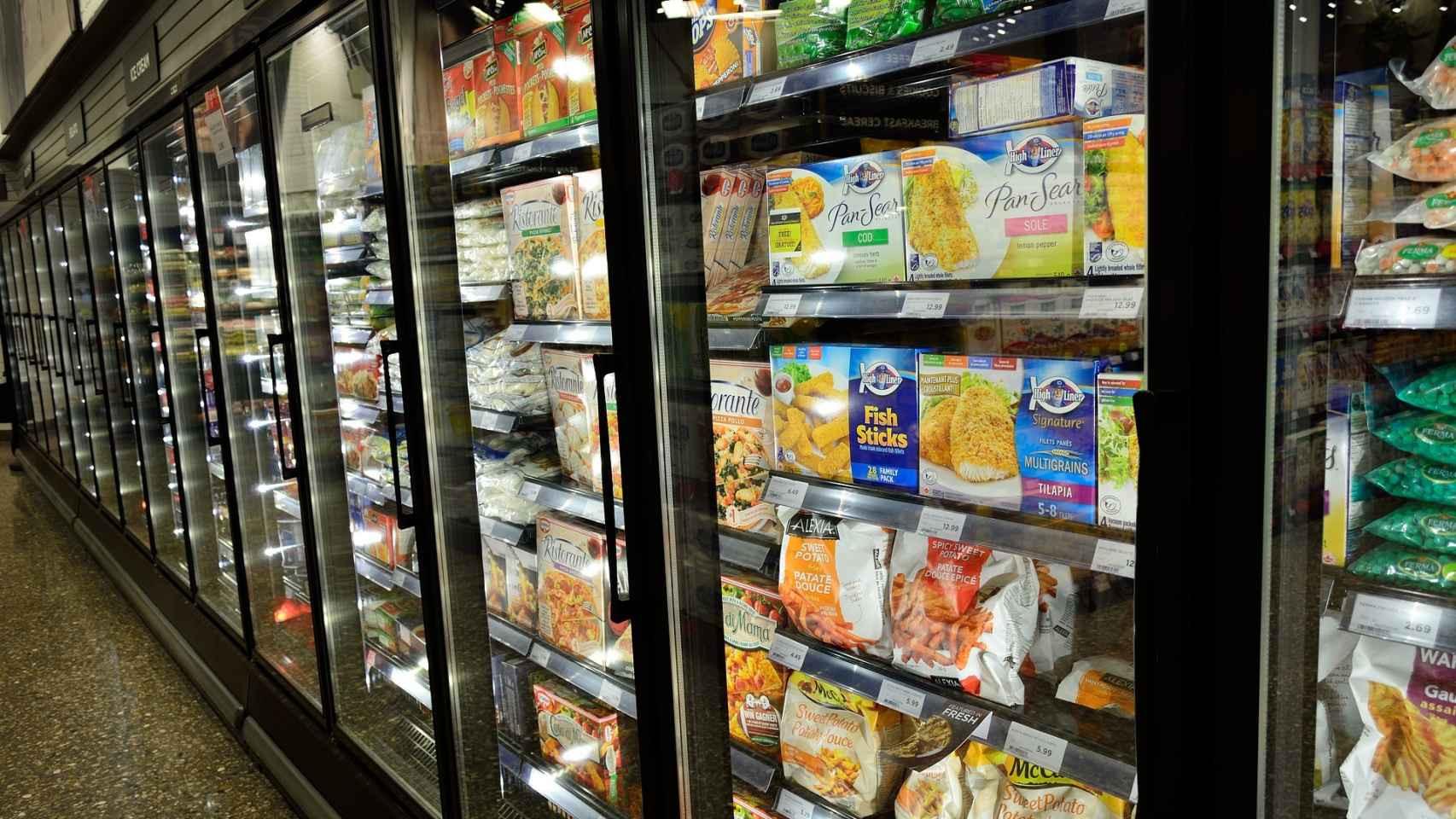 La sección de congelados de un supermercado.