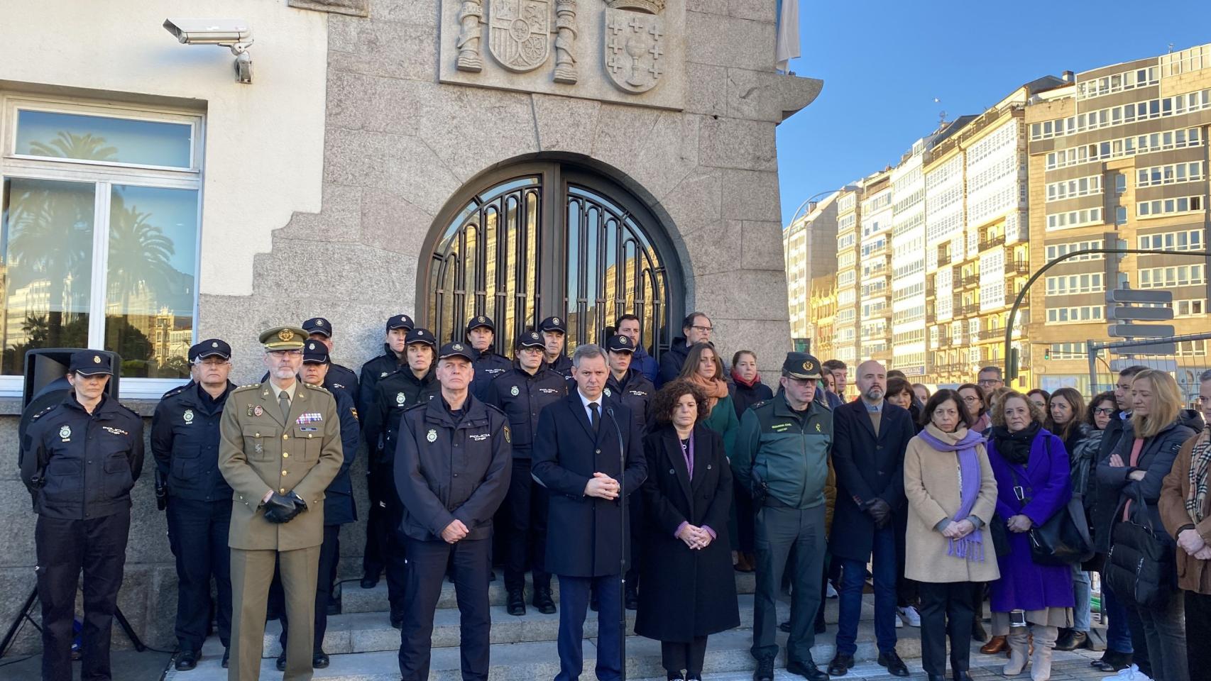 Minuto de silencio en la delegación de Gobierno por el asesinato de Beatriz Lijó en Baiona.