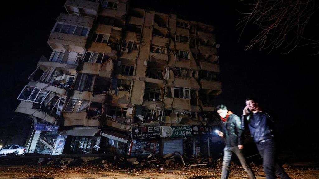 Dos personas caminan por las calles de la ciudad de Antakya, en la provincia de Hatay (Turquía).