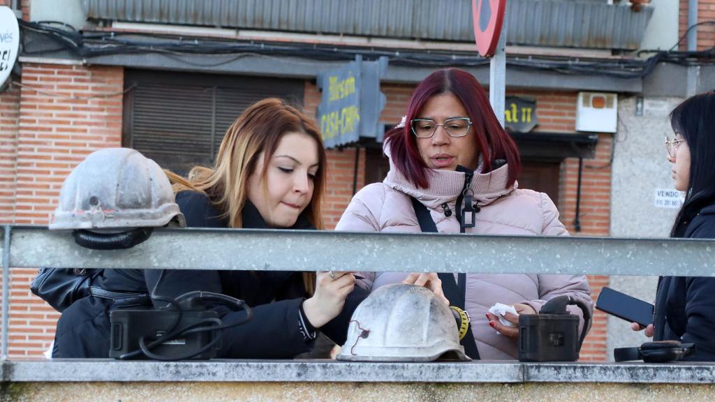 Familiares de las víctimas a la entrada del juicio