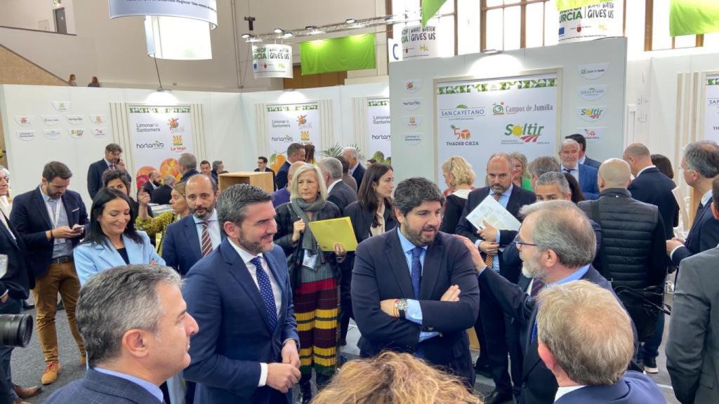 El consejero de Agricultura, Antonio Luengo, junto al presidente de la Región de Murcia, Fernando López Miras, este miércoles, charlando en Berlín con representantes del sector como Proexport.