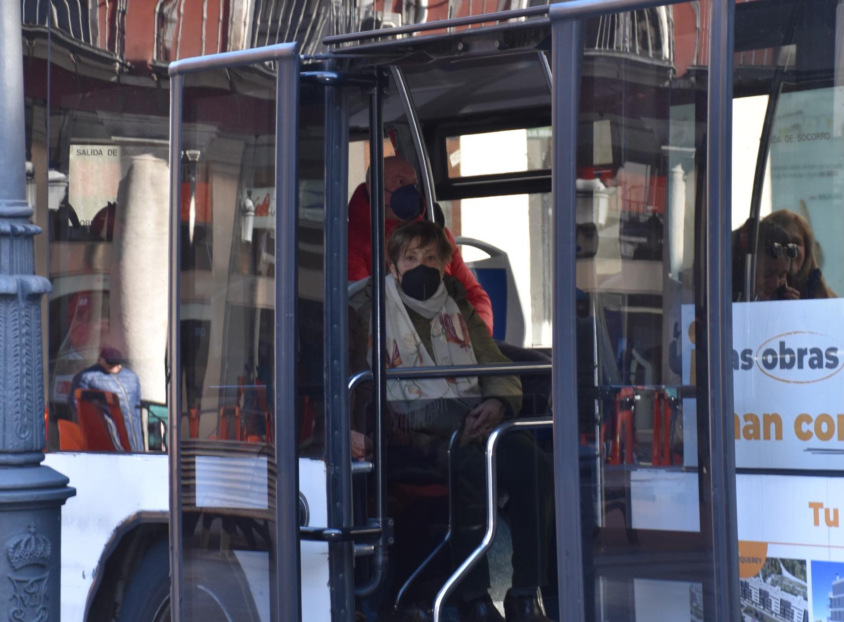 Los vallisoletanos se resisten a quitarse la mascarilla en el transporte público