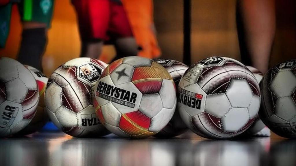 Unos balones de fútbol sala.