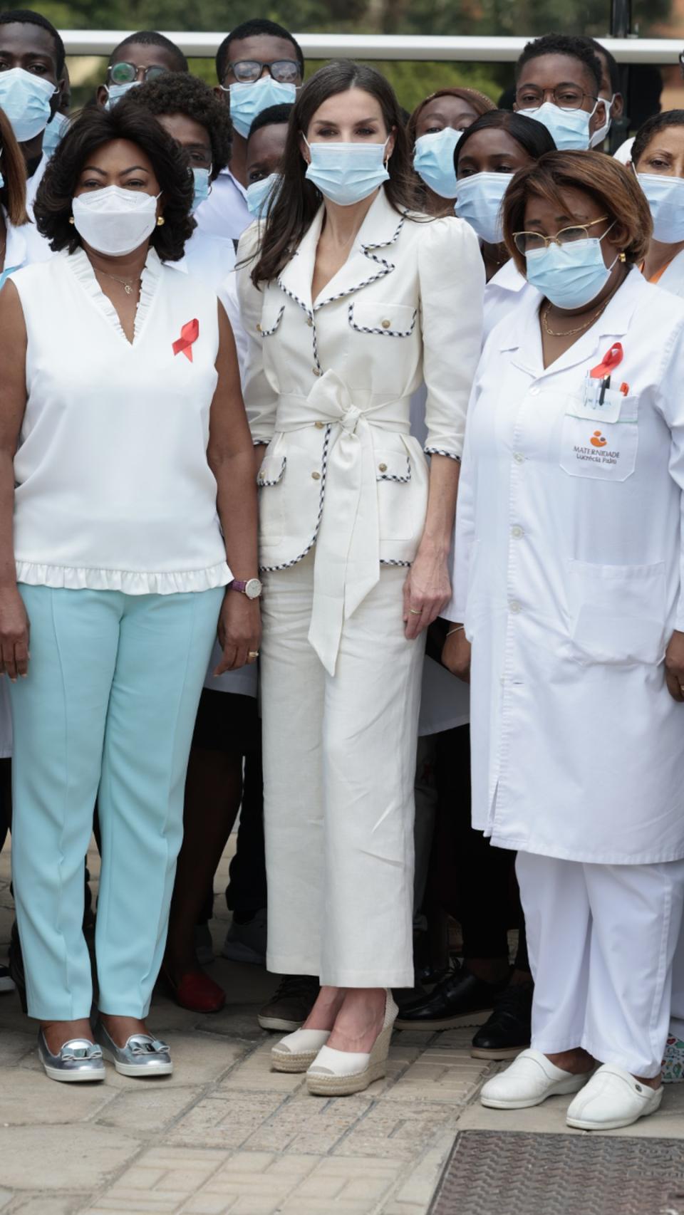 Letizia ha combinado su 'outfit' con unas alpargatas de Macarena Shoes.