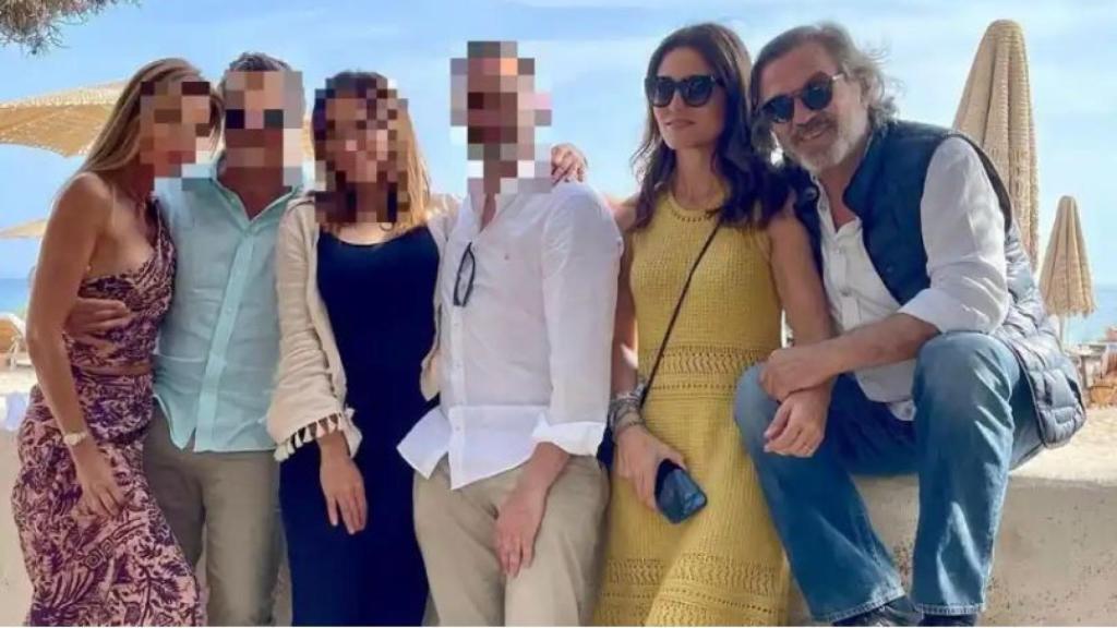 Pepe Navarro y su pareja, Beatriz, en una fotografía reciente con unos amigos.