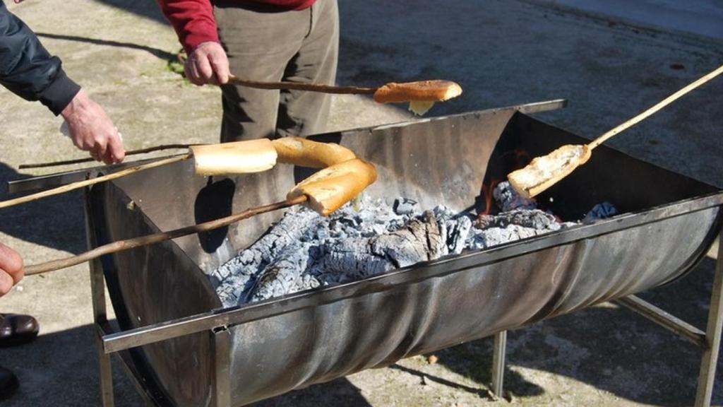 Celebración de El Sopetón, con el tueste del pan untado en aceite de oliva.