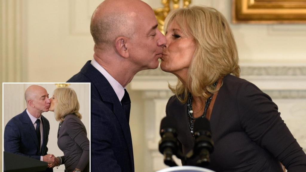 Jeff Bezos y Jill Biden en la Casa Blanca en 2016.