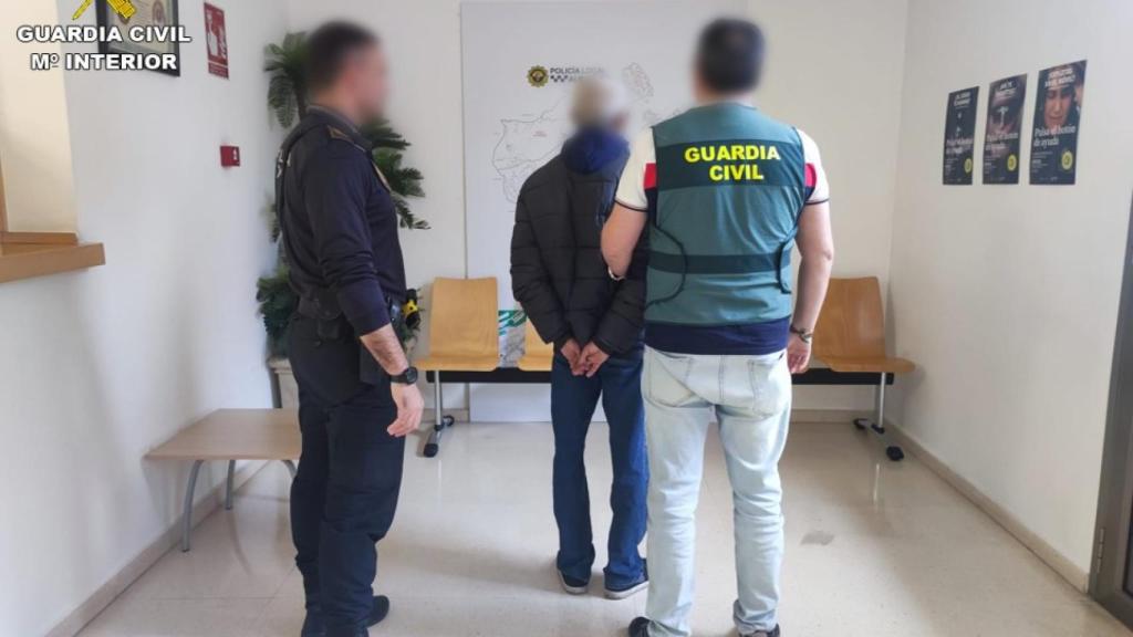 Uno de los detenidos en dependencias de la Guardia Civil.