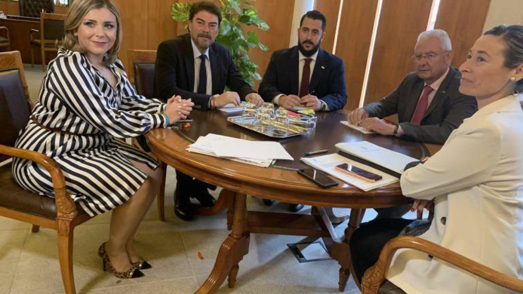 El edil de Vox, Mario Ortola, en el centro, con miembros del equipo de Gobierno en 2020, incluido el alcalde Barcala y la edil de Hacienda, Lidia López, a la derecha.