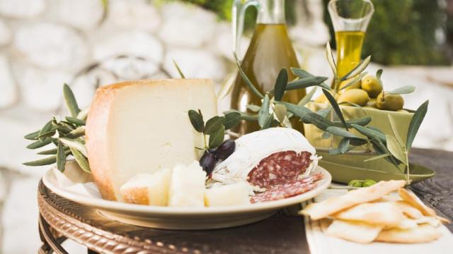 Queso y embutidos, posibles fuentes de histaminas.