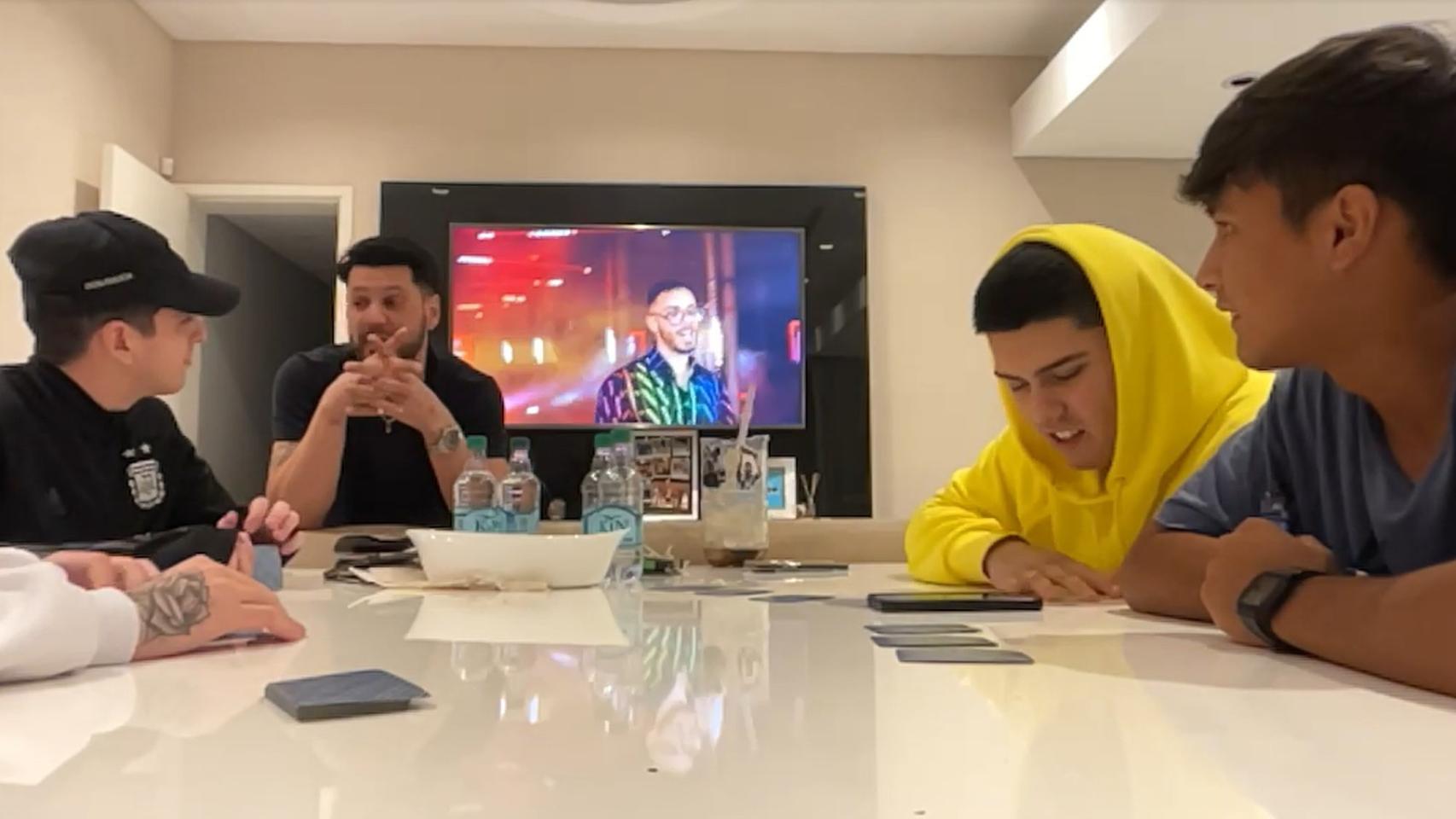Matías Messi, al fondo, durante la charla.