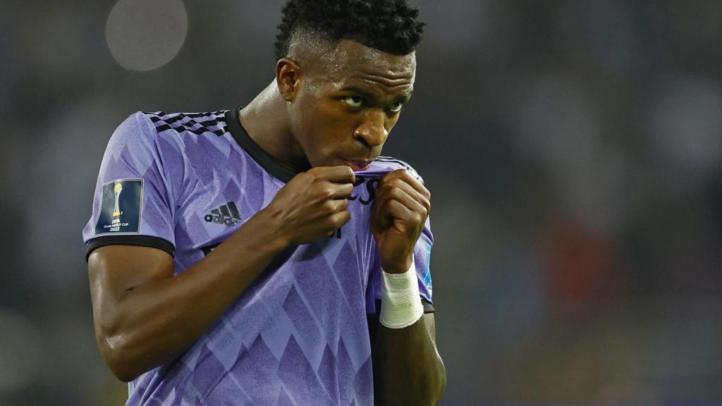 Vinicius Júnior, besando el escudo del Real Madrid para celebrar su gol en la semifinal del Mundial de Clubes 2023
