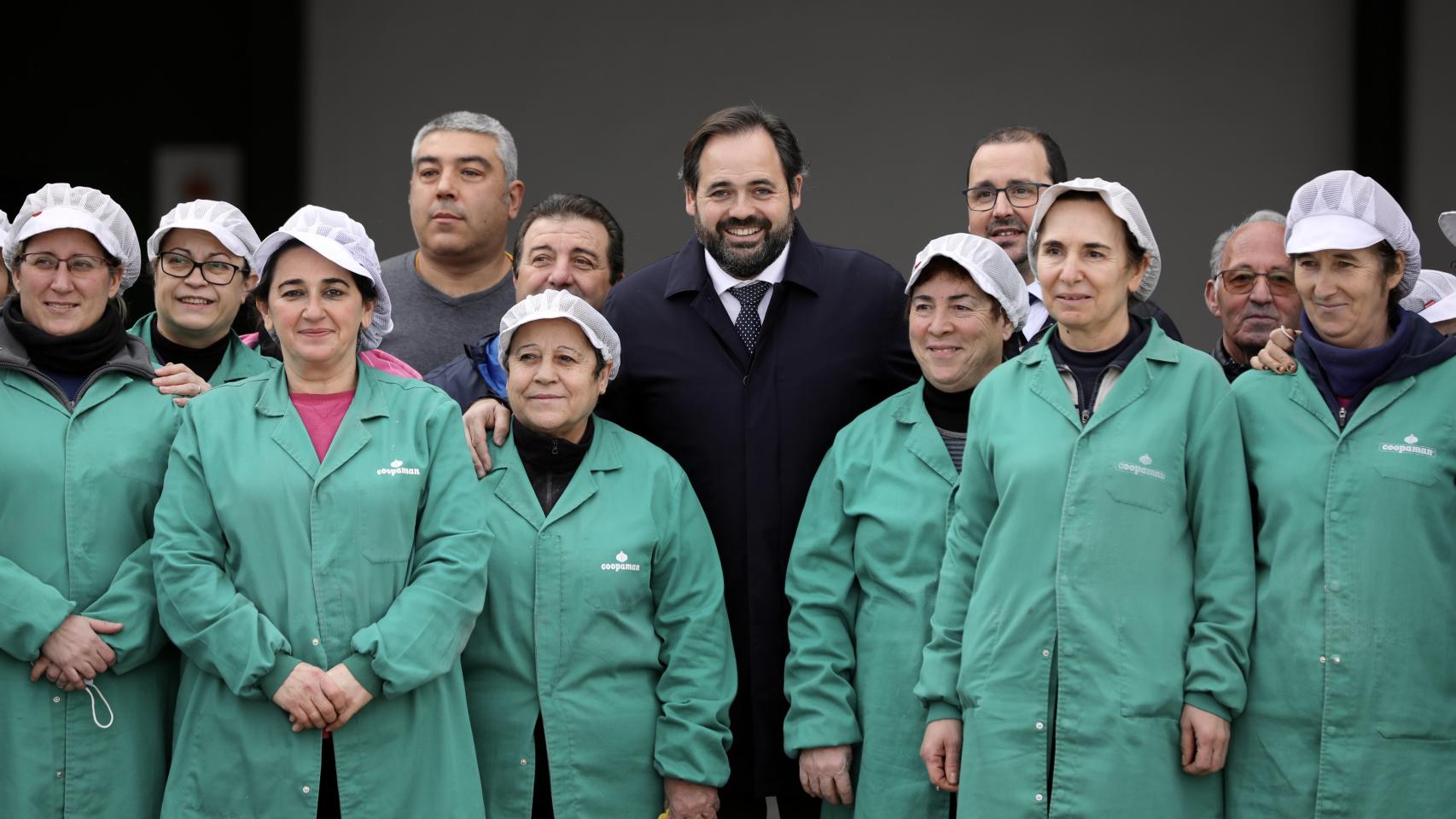 Paco Núñez, presidente del PP de Castilla-La Mancha, este miércoles en la visita a una cooperativa agroalimentaria de San Clemente (Cuenca)